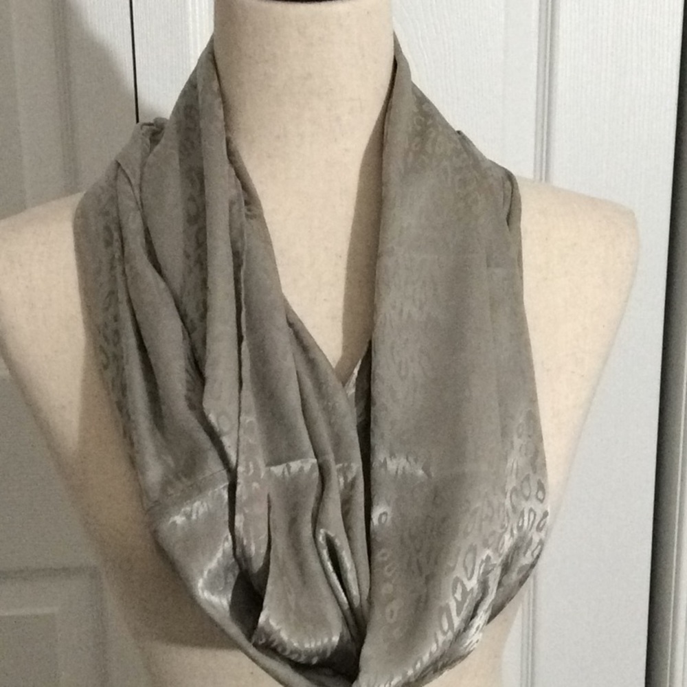 Apt 9 Gray Cheetah Infinity Loop Scarf 🧣